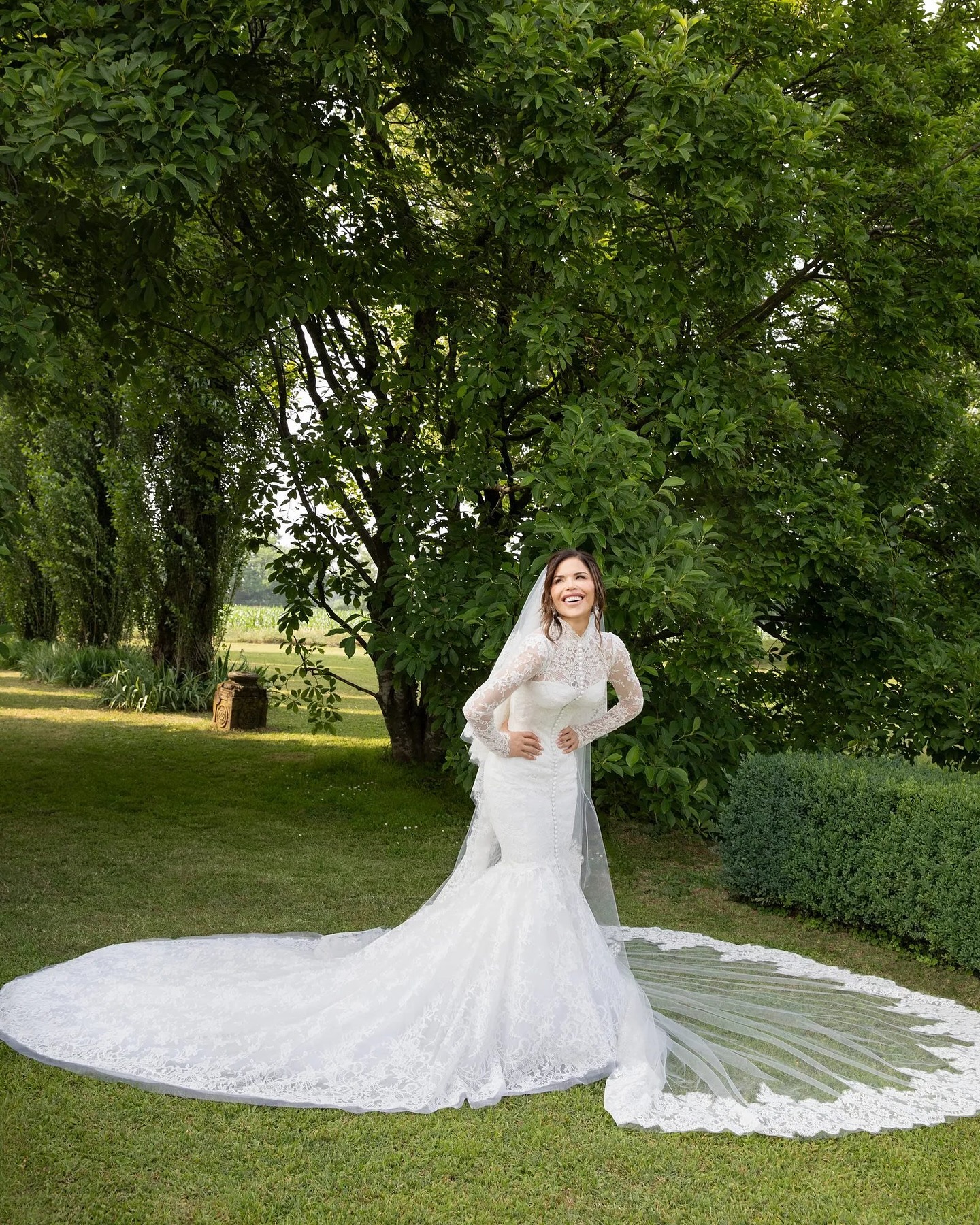 180 chiếc nút áo trên váy cưới của vợ tỷ phú Jeff Bezos có gì đặc biệt?- Ảnh 10.