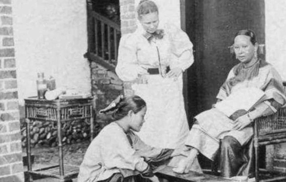 Cô gái 15 tuổi lấy chồng giàu nhờ "gót sen ba tấc" nhưng cái giá phải trả là thanh xuân bị bóp nghẹt đau đớn- Ảnh 3.