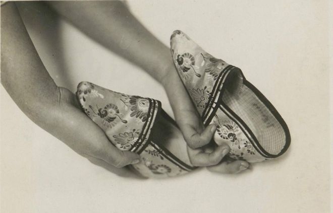 Cô gái 15 tuổi lấy chồng giàu nhờ "gót sen ba tấc" nhưng cái giá phải trả là thanh xuân bị bóp nghẹt đau đớn- Ảnh 1.