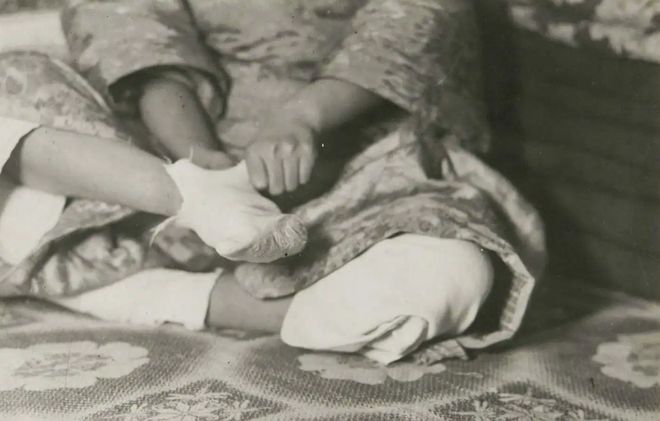 Cô gái 15 tuổi lấy chồng giàu nhờ "gót sen ba tấc" nhưng cái giá phải trả là thanh xuân bị bóp nghẹt đau đớn- Ảnh 5.