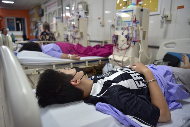 Thanh niên 24 tuổi bị suy thận vì thích làm theo ý mình, cha mẹ sẵn sàng hiến thận cho con, miễn là còn cơ hội!- Ảnh 2.