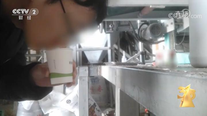 Trung Quốc: Đột kích nhà máy trong đêm, phanh phui công ty sản xuất gạo giả bán 1.000 tấn mỗi năm, tịch thu 15.750kg gạo chất thành đống- Ảnh 2. Trung Quốc: Đột kích nhà máy trong đêm, phanh phui công ty sản xuất gạo giả bán 1.000 tấn mỗi năm, tịch thu 15.750kg gạo chất thành đống- Ảnh 2.