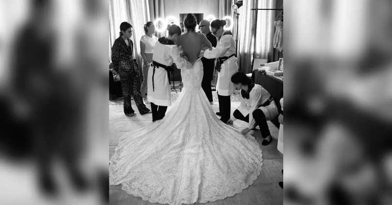 180 chiếc nút áo trên váy cưới của vợ tỷ phú Jeff Bezos có gì đặc biệt?- Ảnh 4.