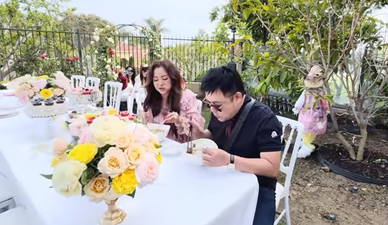 Nam ca sĩ Việt ngồi ăn bún bò Huế trong biệt thự 1750 tỷ tại Mỹ- Ảnh 1.