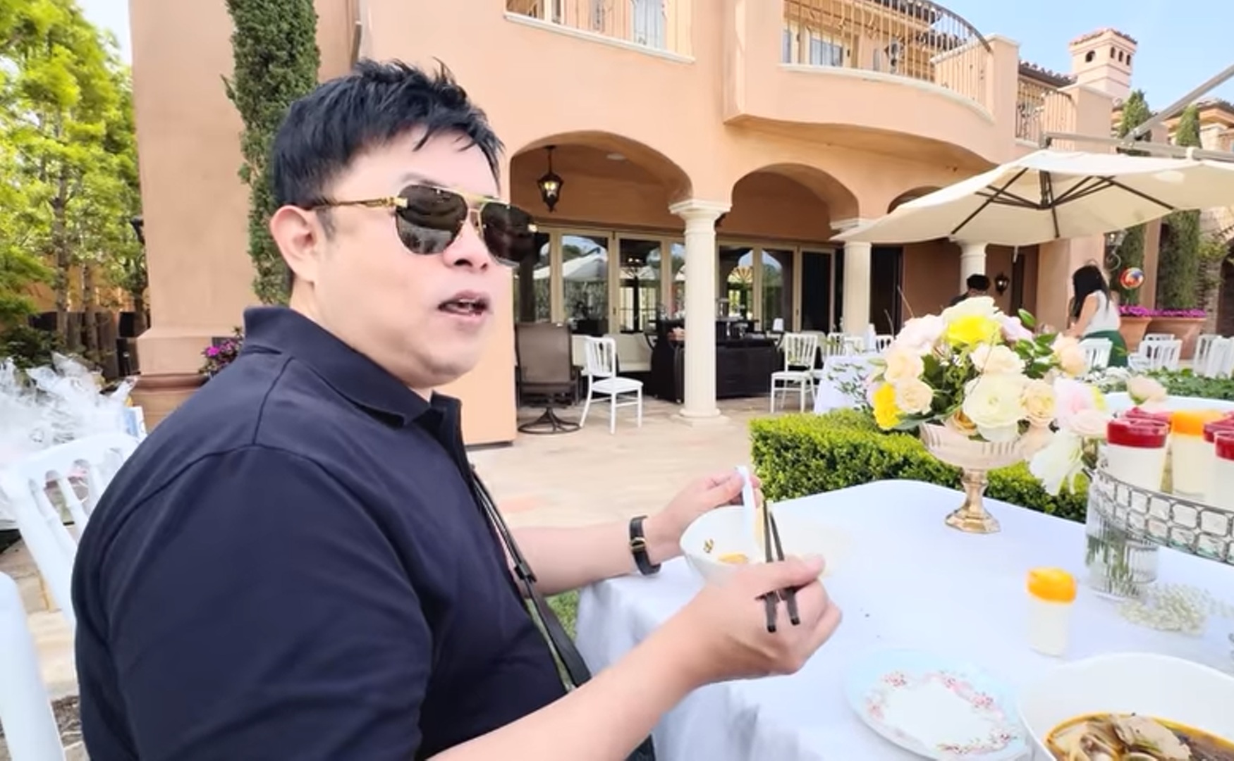 Nam ca sĩ Việt ngồi ăn bún bò Huế trong biệt thự 1750 tỷ tại Mỹ- Ảnh 2.