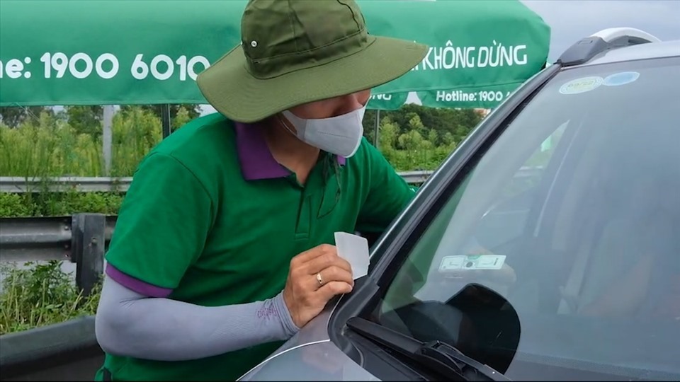 Dán thẻ thu phí không dừng có bắt buộc khi đăng kiểm xe?- Ảnh 1.