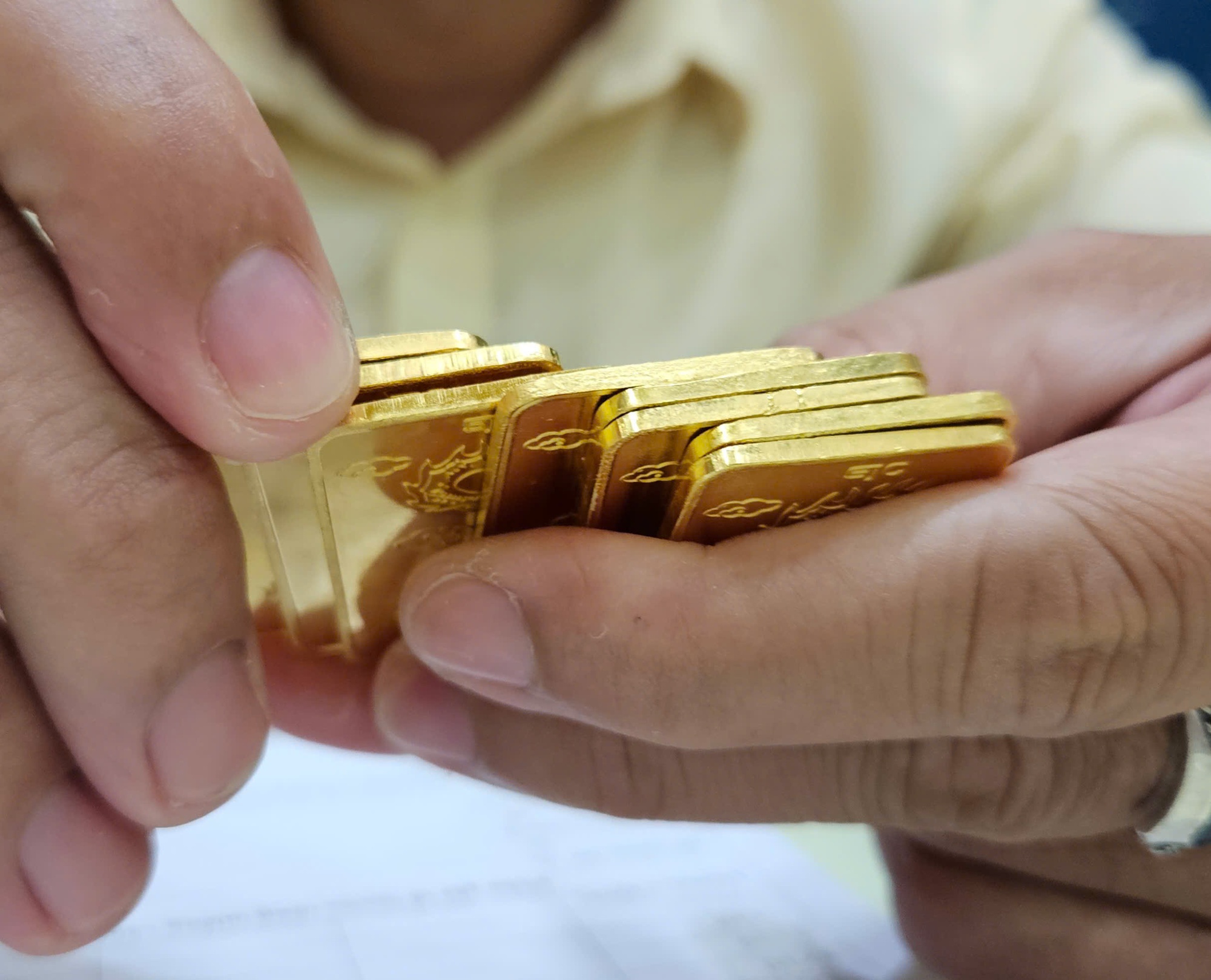 Giá vàng miếng SJC, vàng nhẫn đồng loạt giảm - Ảnh 1.