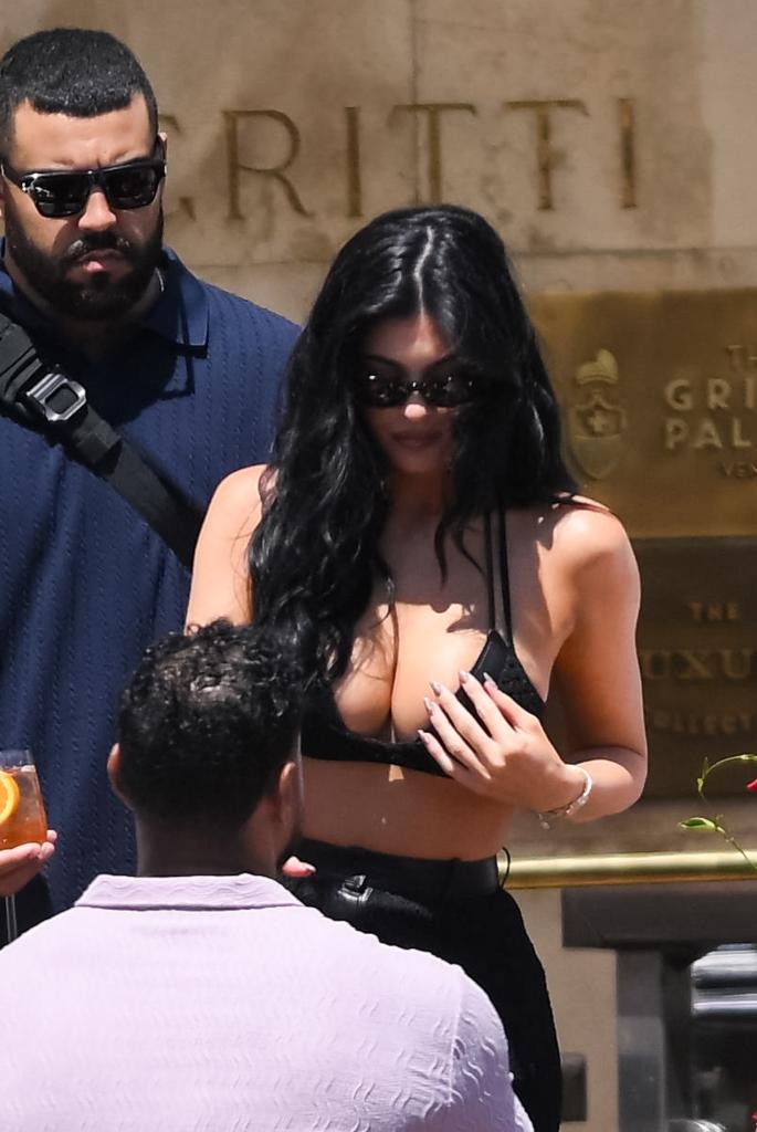 Gái đẹp nhà Kardashian - Jenner "đi cửa sau" đến đám cưới tỷ phú Jeff Bezos, hở bạo kịch liệt để tìm đại gia? - Ảnh 8.