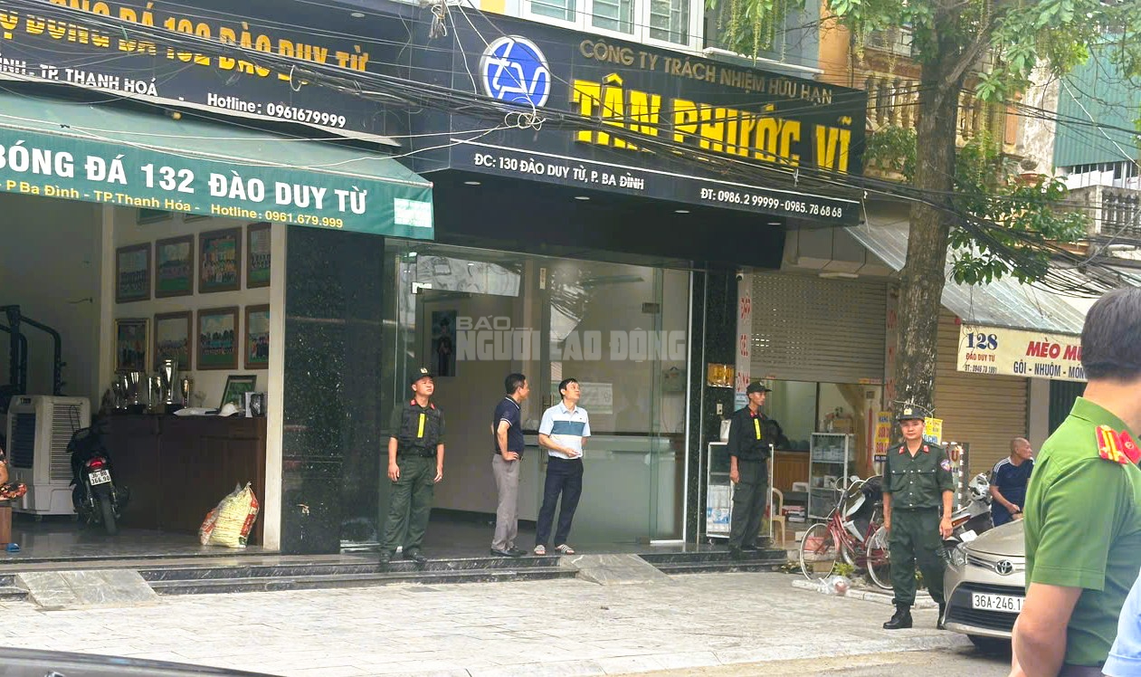 Khám xét nhà trùm giang hồ cộm cán Vi "ngộ" ở Thanh Hóa- Ảnh 1.