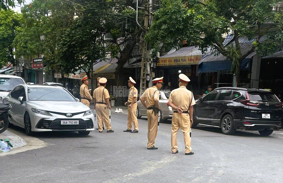 Khám xét nhà trùm giang hồ cộm cán Vi "ngộ" ở Thanh Hóa- Ảnh 3.