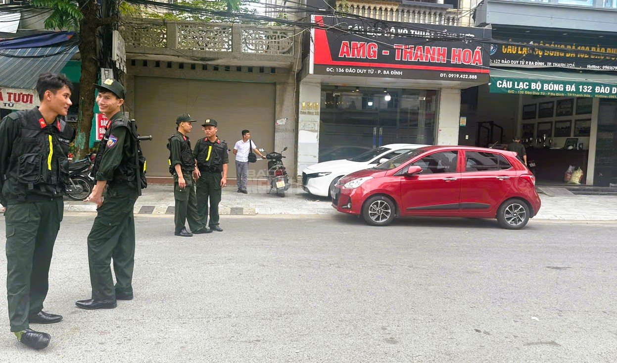 Khám xét nhà trùm giang hồ cộm cán Vi "ngộ" ở Thanh Hóa- Ảnh 4.