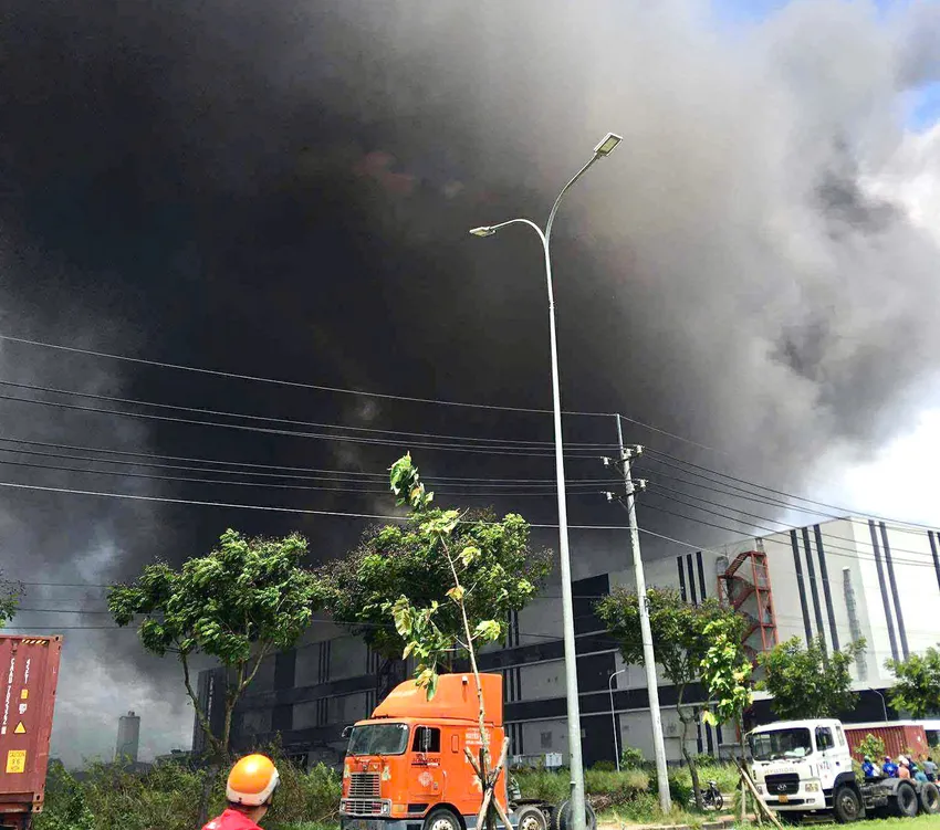 Cháy lớn tại Khu công nghiệp Tân Phú Trung, TP Hồ Chí Minh - Ảnh 1.