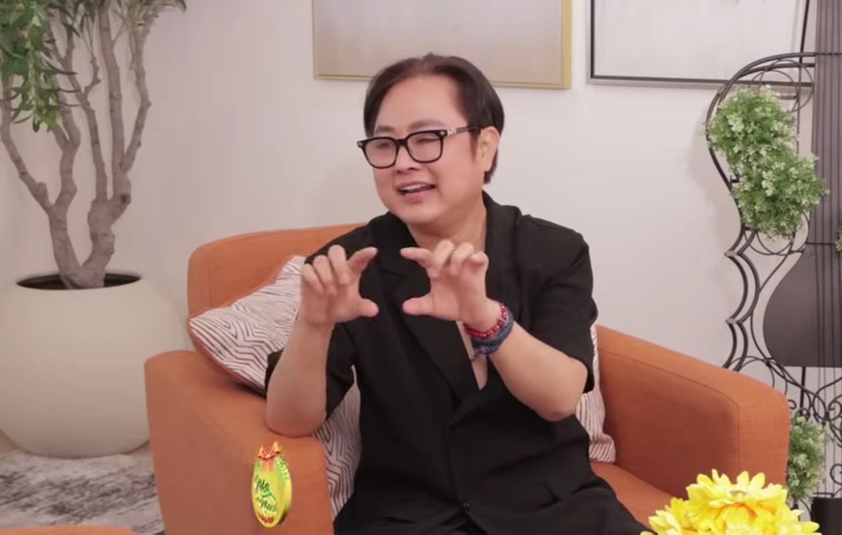 Nam ca sĩ phải đi làm công nhân may, ở trọ gác xép bật khóc: "Tôi không cam lòng"- Ảnh 1. Nam ca sĩ phải đi làm công nhân may, ở trọ gác xép bật khóc: "Tôi không cam lòng"- Ảnh 1.