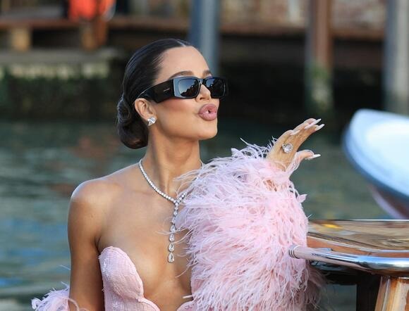 Gái đẹp nhà Kardashian - Jenner "đi cửa sau" đến đám cưới tỷ phú Jeff Bezos, hở bạo kịch liệt để tìm đại gia? - Ảnh 7.