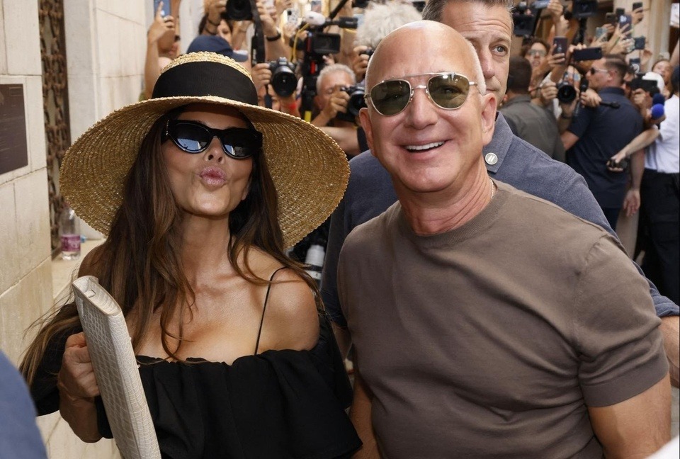 Gái đẹp nhà Kardashian - Jenner "đi cửa sau" đến đám cưới tỷ phú Jeff Bezos, hở bạo kịch liệt để tìm đại gia? - Ảnh 13.