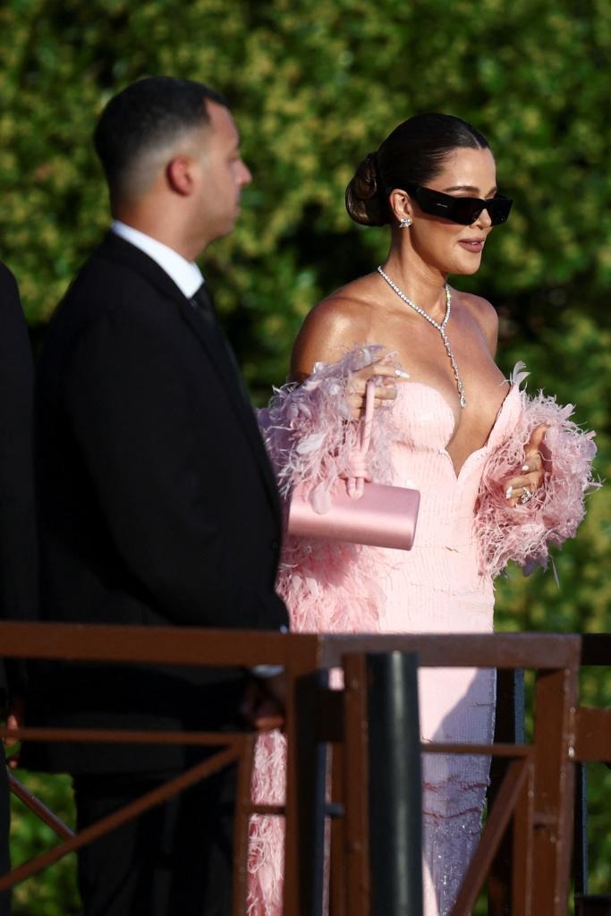 Gái đẹp nhà Kardashian - Jenner "đi cửa sau" đến đám cưới tỷ phú Jeff Bezos, hở bạo kịch liệt để tìm đại gia? - Ảnh 3.