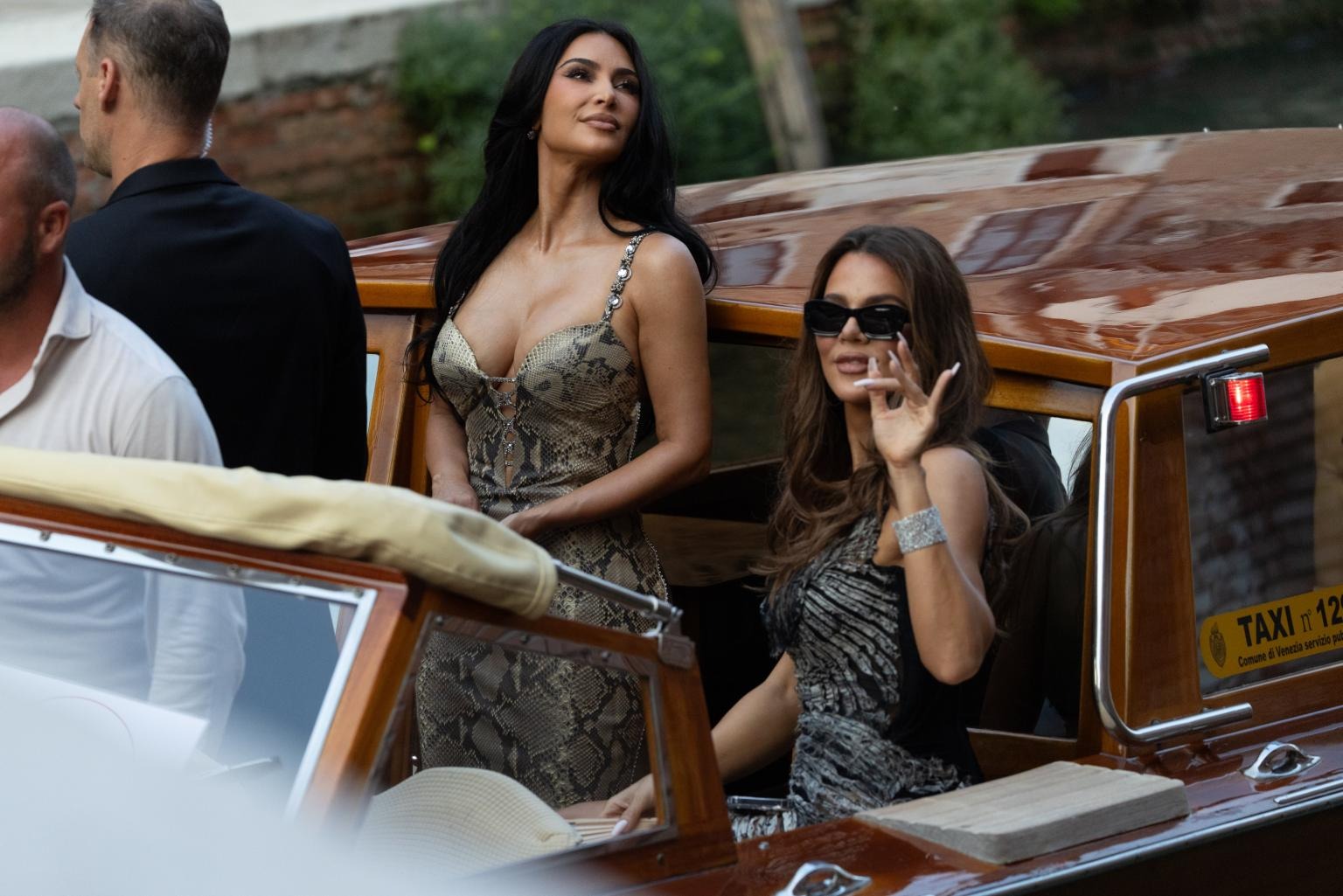 Gái đẹp nhà Kardashian - Jenner "đi cửa sau" đến đám cưới tỷ phú Jeff Bezos, hở bạo kịch liệt để tìm đại gia? - Ảnh 1.