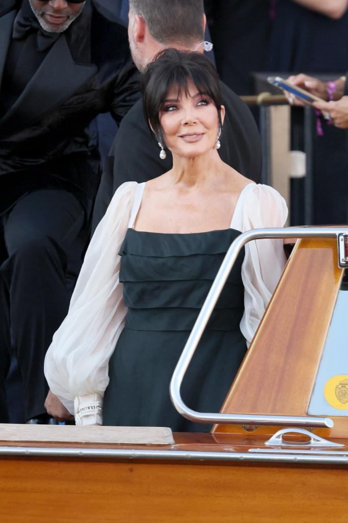 Gái đẹp nhà Kardashian - Jenner "đi cửa sau" đến đám cưới tỷ phú Jeff Bezos, hở bạo kịch liệt để tìm đại gia? - Ảnh 4.