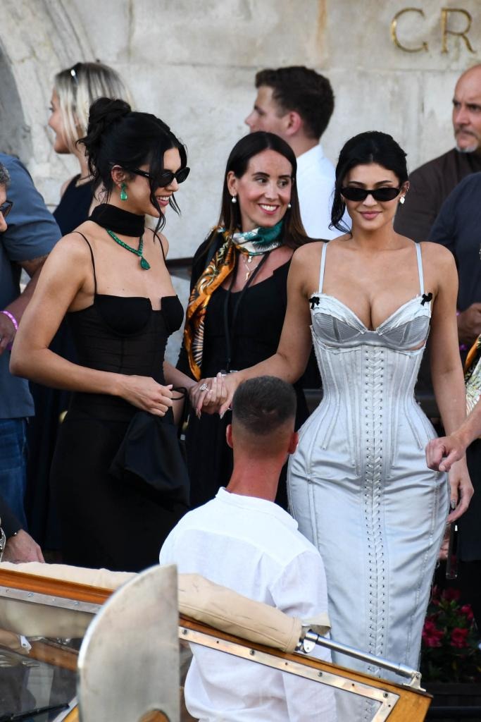 Gái đẹp nhà Kardashian - Jenner "đi cửa sau" đến đám cưới tỷ phú Jeff Bezos, hở bạo kịch liệt để tìm đại gia? - Ảnh 5.