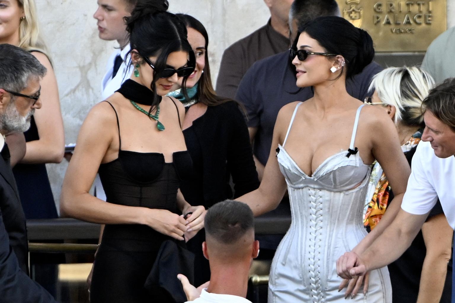 Gái đẹp nhà Kardashian - Jenner "đi cửa sau" đến đám cưới tỷ phú Jeff Bezos, hở bạo kịch liệt để tìm đại gia? - Ảnh 2.