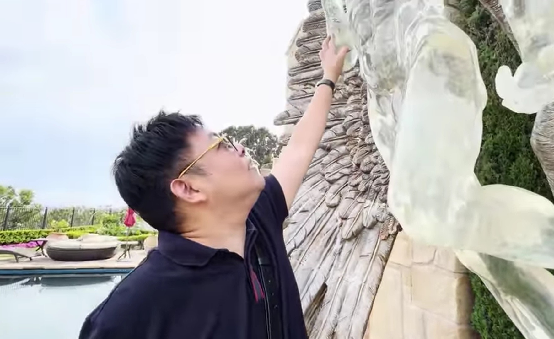 Vợ chồng tỷ phú đang dính lùm xùm với Đàm Vĩnh Hưng: Trưng 5 triệu đô ngoài vườn- Ảnh 1.