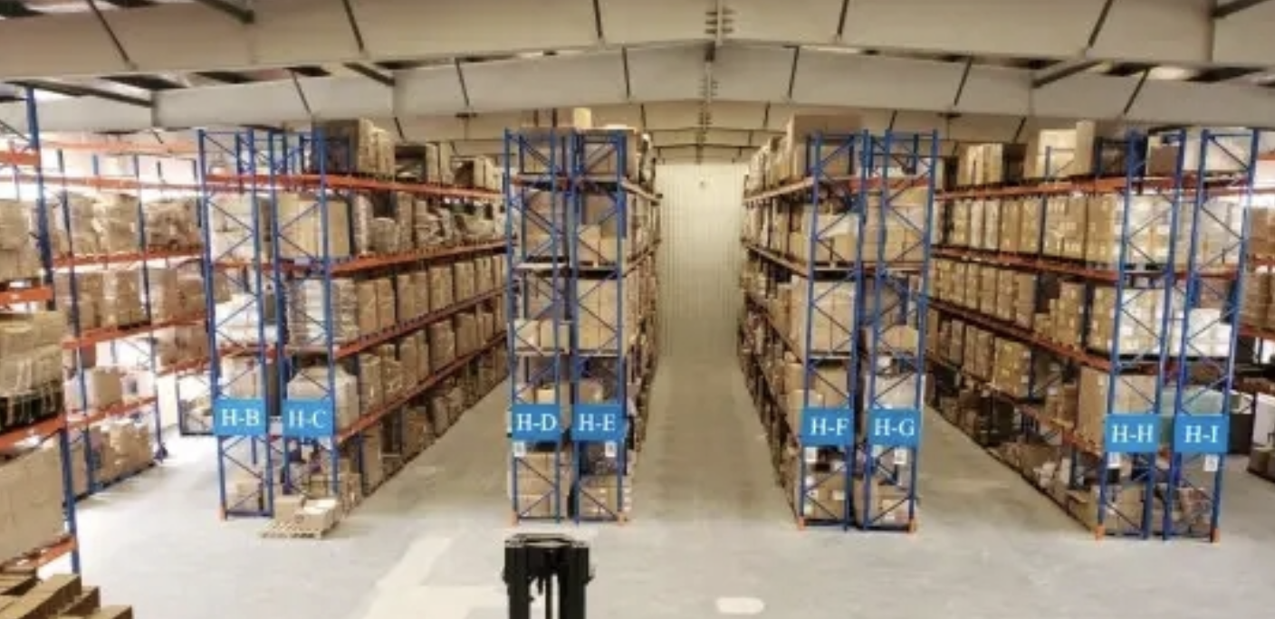 Theo dõi một người đàn ông vừa xin việc, công an phát hiện kho hàng giả trị giá gần 200 tỷ đồng, thu giữ 190.000 sản phẩm 'nhái' thương hiệu nổi tiếng