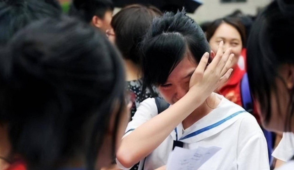 Ai cũng nói “Giỏi thì đề nào cũng làm được”, sĩ tử 2k7 đừng “làm màu” khóc mãi: Bởi họ đâu làm mẹ, phải chứng kiến con ôn thi đến sáng!