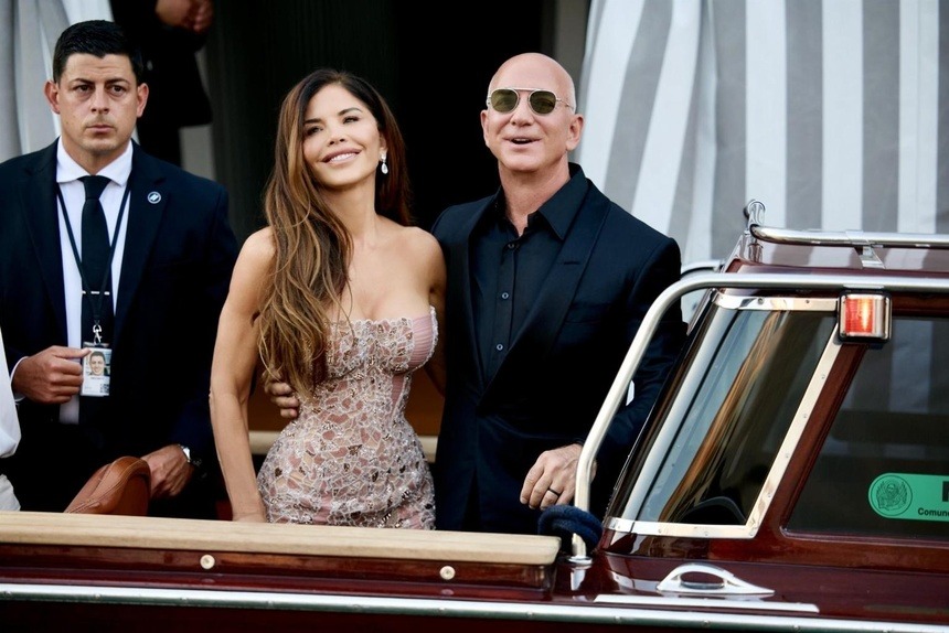 Gái đẹp nhà Kardashian - Jenner "đi cửa sau" đến đám cưới tỷ phú Jeff Bezos, hở bạo kịch liệt để tìm đại gia? - Ảnh 12.