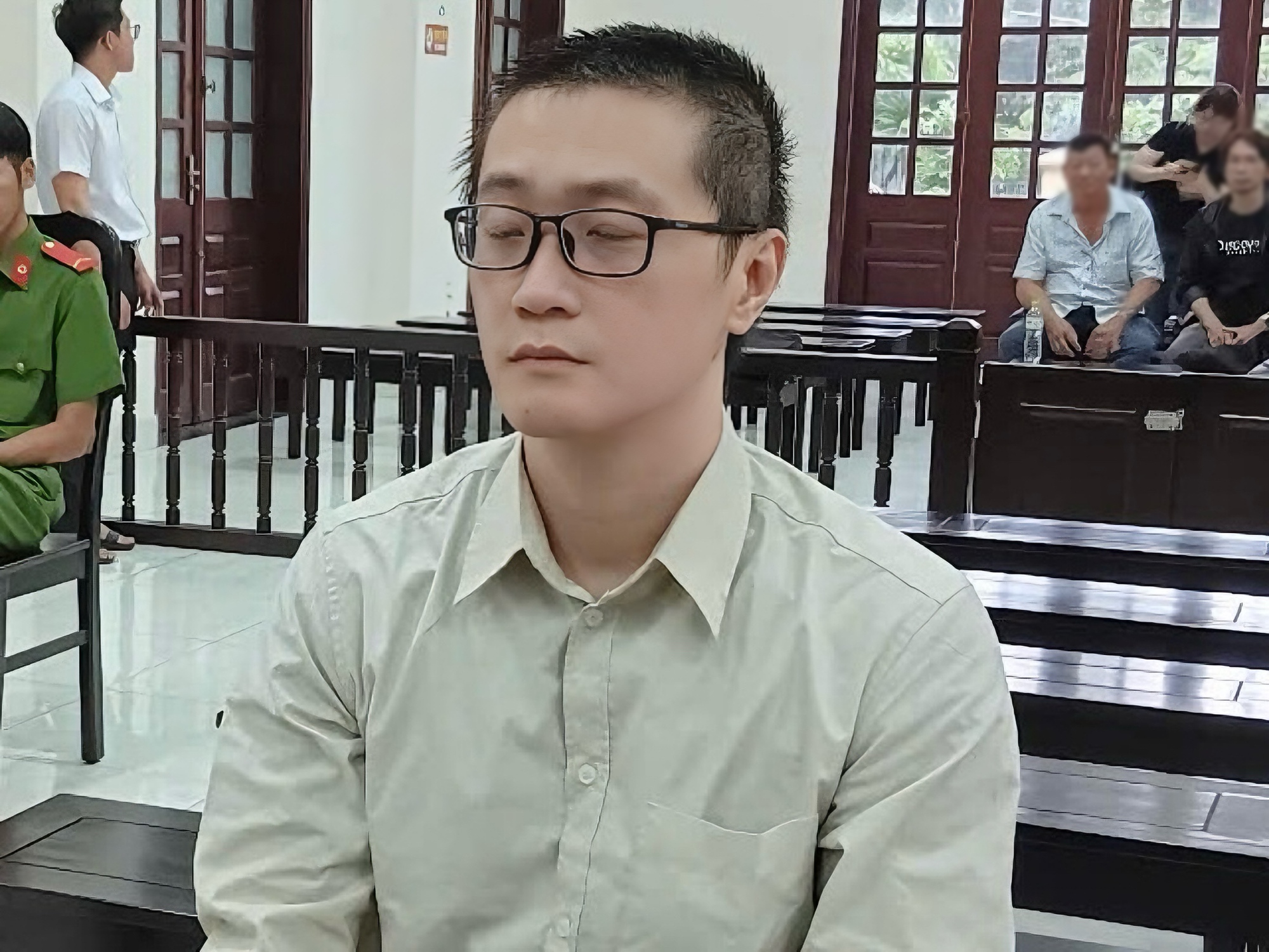 Sỉ nhục rồi đánh người yêu cũ giữa quán cà phê- Ảnh 1.