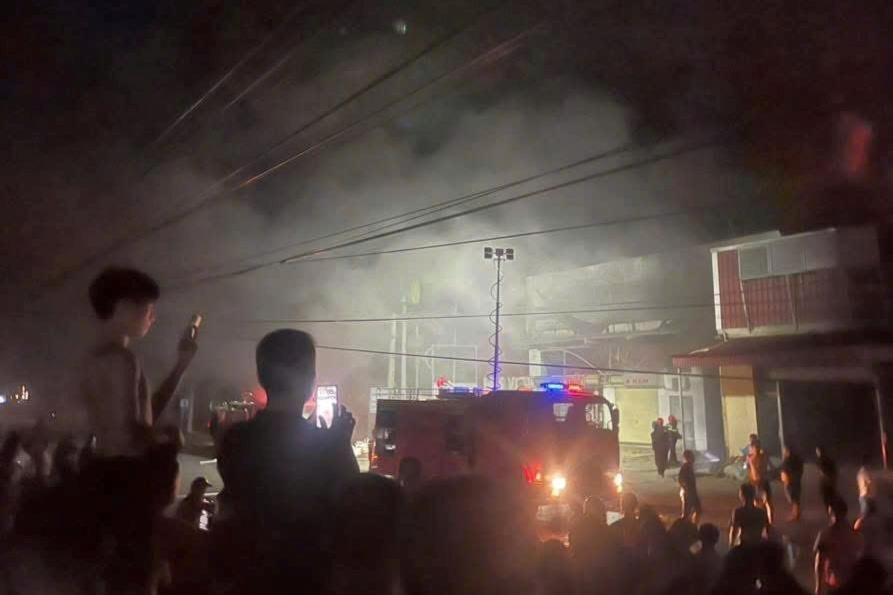 Cháy lớn sau tiếng nổ tại công ty nhựa, công nhân hô hào nhau chạy ra đường- Ảnh 2. Cháy lớn sau tiếng nổ tại công ty nhựa, công nhân hô hào nhau chạy ra đường- Ảnh 2.