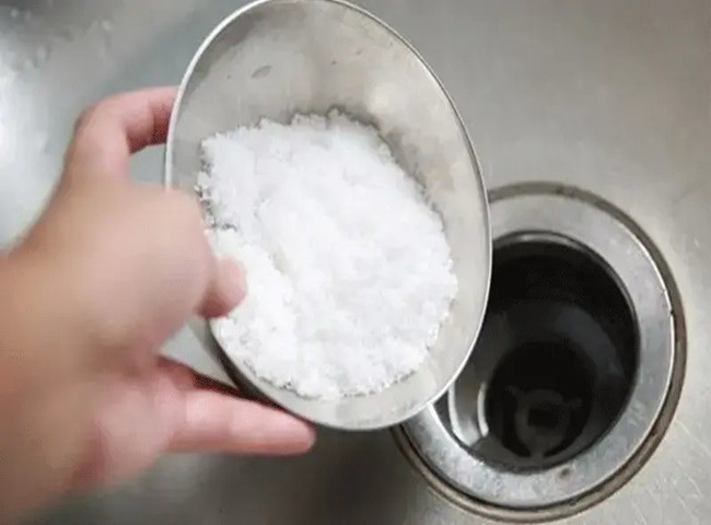 Rắc 1 nắm muối vào nhà tắm, đơn giản mà lợi đủ đường, ai biết trước đã làm từ lâu!- Ảnh 5. Rắc 1 nắm muối vào nhà tắm, đơn giản mà lợi đủ đường, ai biết trước đã làm từ lâu!- Ảnh 5.