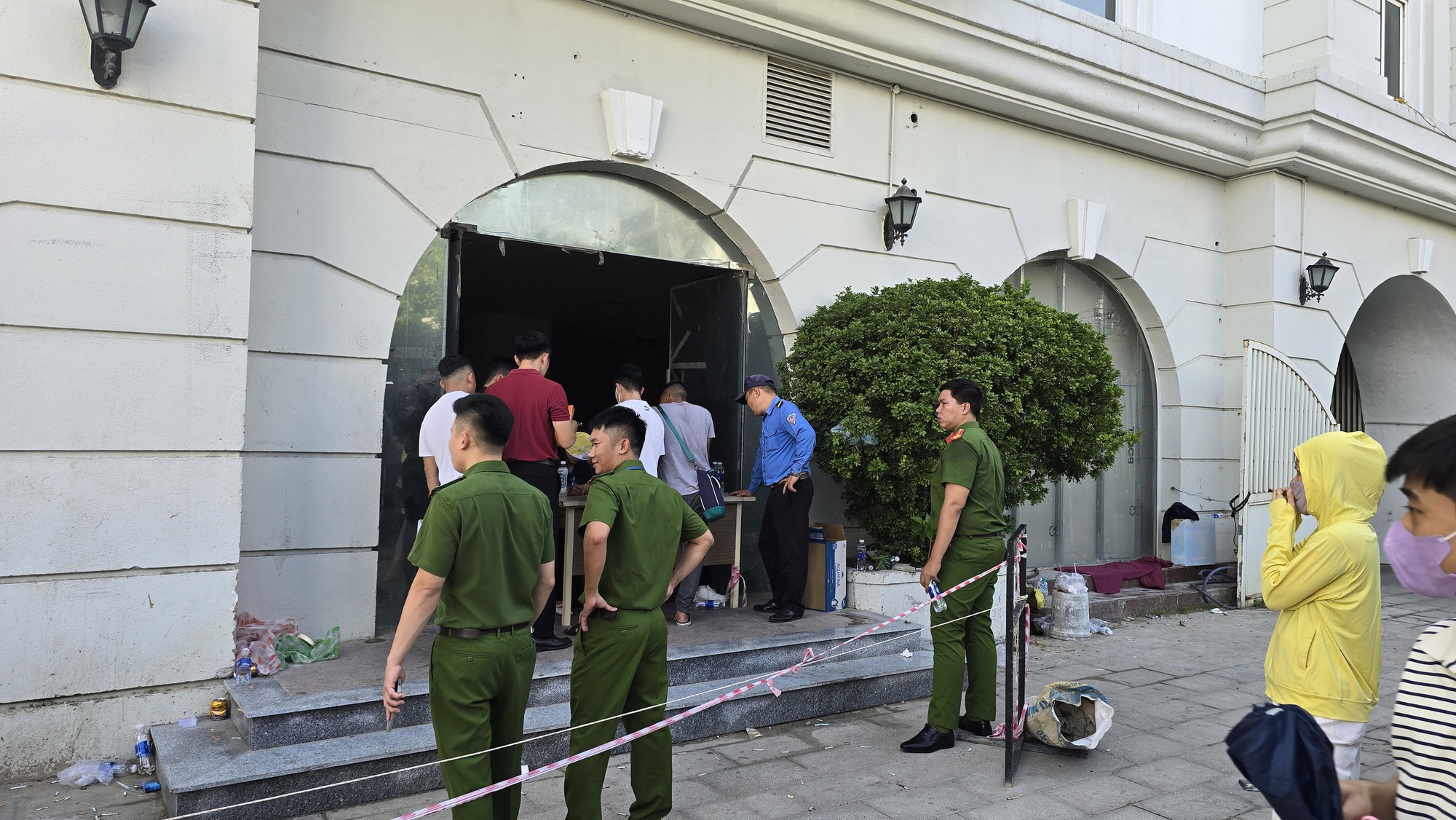 Clip: Vạ vật xếp hàng nộp hồ sơ mua nhà ở xã hội An Trung 2 - Ảnh 7.