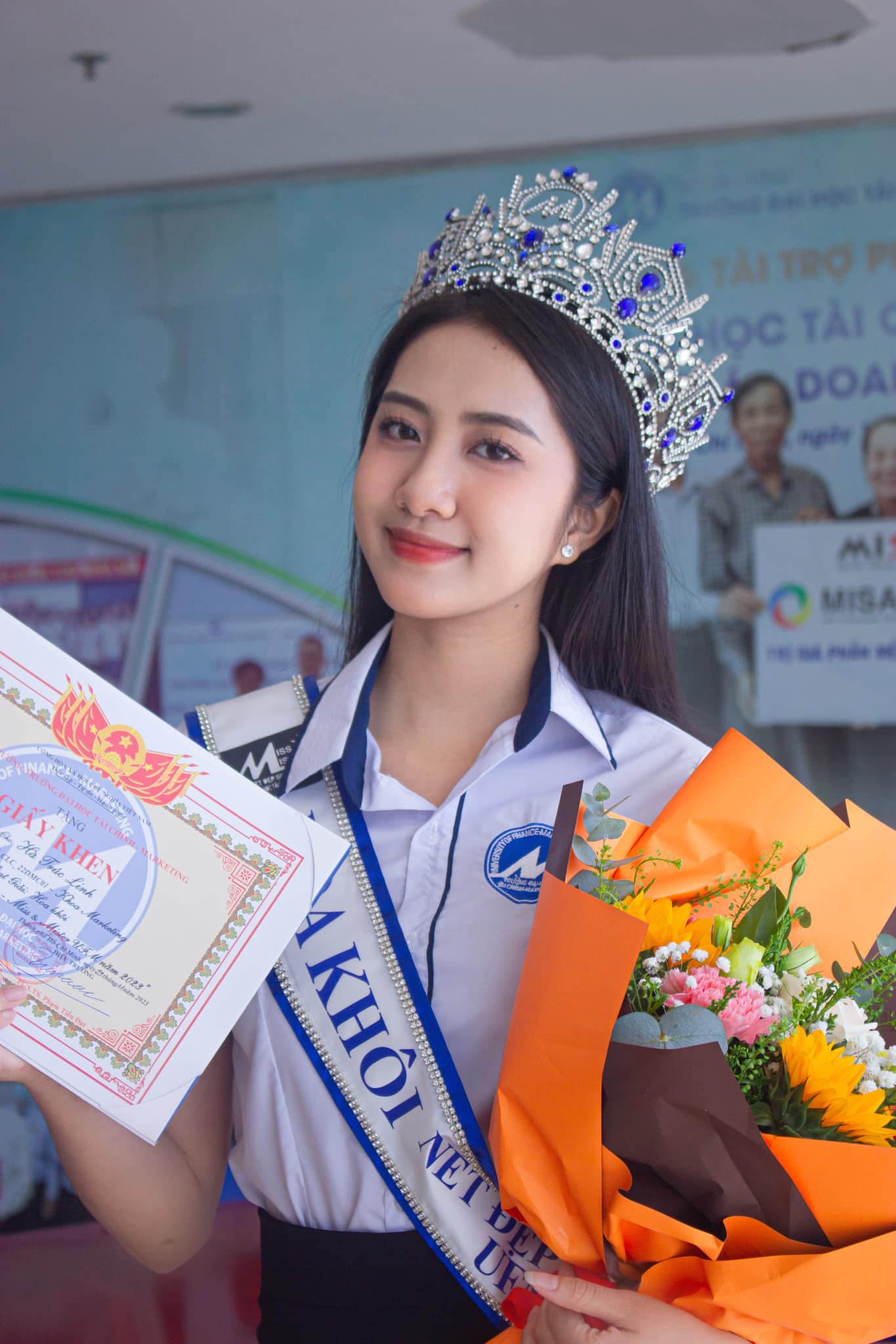 Không gian sống ở Phú Yên của Hoa hậu Hà Trúc Linh: Căn nhà bình dị nhưng kín giấy khen- Ảnh 7. Không gian sống ở Phú Yên của Hoa hậu Hà Trúc Linh: Căn nhà bình dị nhưng kín giấy khen- Ảnh 7.
