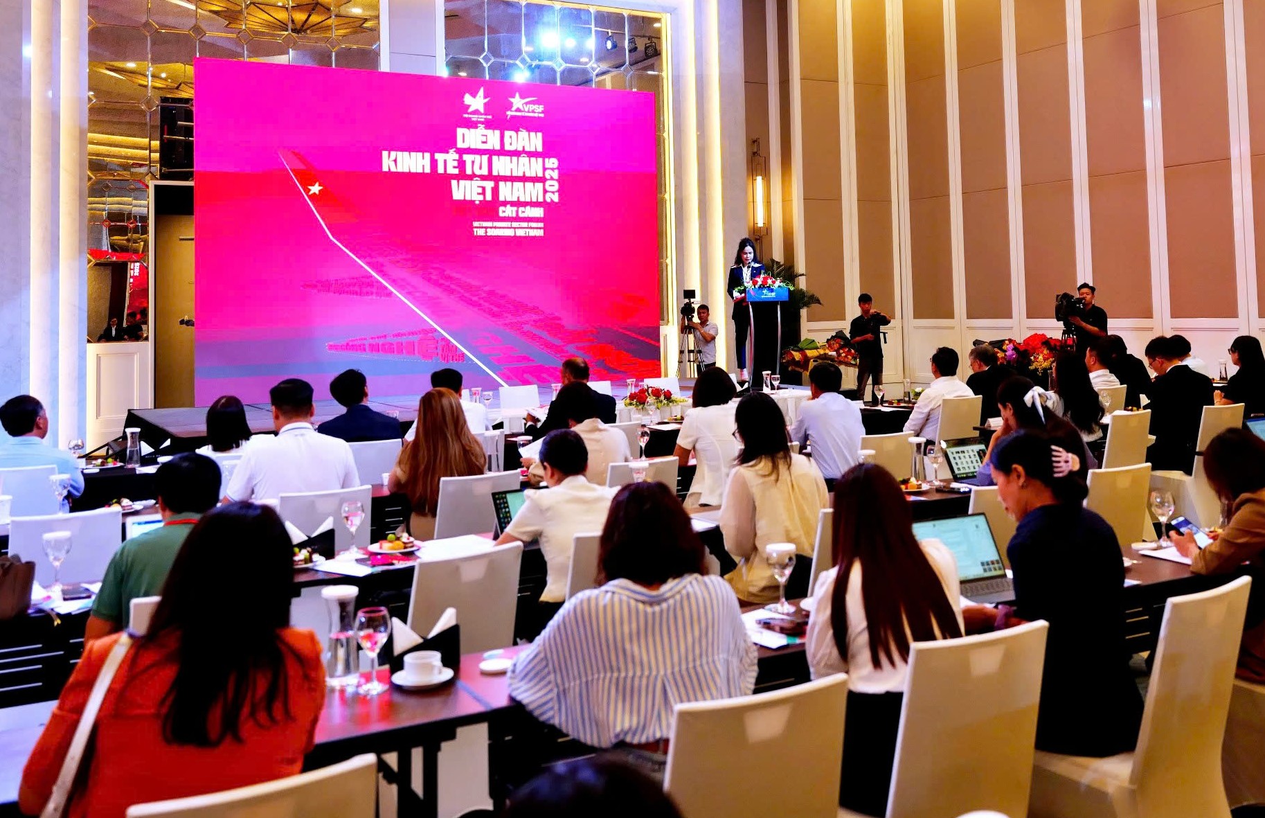 10.000 CEO sẽ được đào tạo sau Diễn đàn Kinh tế tư nhân Việt Nam 2025- Ảnh 1. 10.000 CEO sẽ được đào tạo sau Diễn đàn Kinh tế tư nhân Việt Nam 2025 - Ảnh 1.