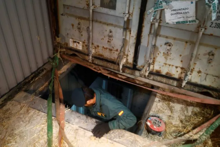 Đào sâu 4 mét dưới lòng đất: Cảnh sát phát hiện nhà máy thuốc lá giả khủng, lợi nhuận hơn 19 tỉ/tuần - Ảnh 1.
