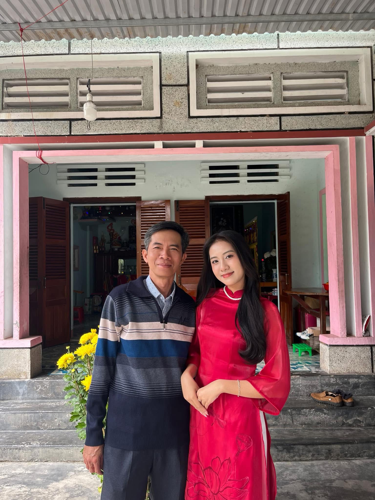 Không gian sống ở Phú Yên của Hoa hậu Hà Trúc Linh: Căn nhà bình dị nhưng kín giấy khen- Ảnh 5. Không gian sống ở Phú Yên của Hoa hậu Hà Trúc Linh: Căn nhà bình dị nhưng kín giấy khen- Ảnh 5.