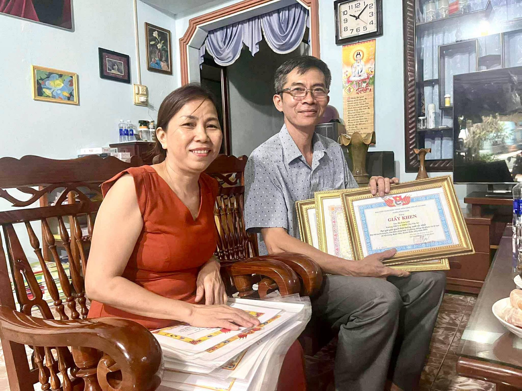 Không gian sống ở Phú Yên của Hoa hậu Hà Trúc Linh: Căn nhà bình dị nhưng kín giấy khen- Ảnh 3. Không gian sống ở Phú Yên của Hoa hậu Hà Trúc Linh: Căn nhà bình dị nhưng kín giấy khen- Ảnh 3.