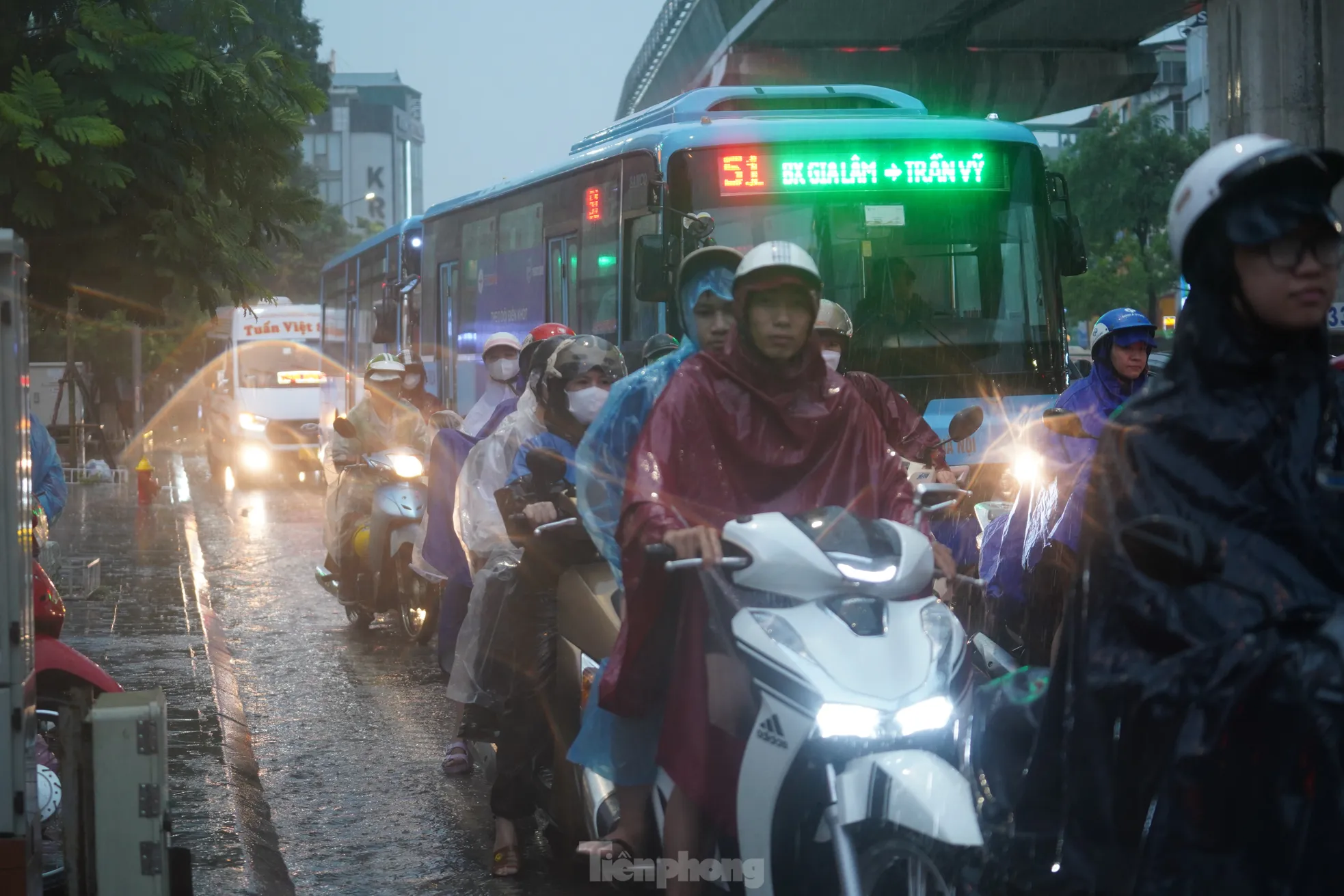 Mưa lớn tê liệt giao thông Hà Nội, người dân 'bơi' về nhà giữa phố- Ảnh 16.