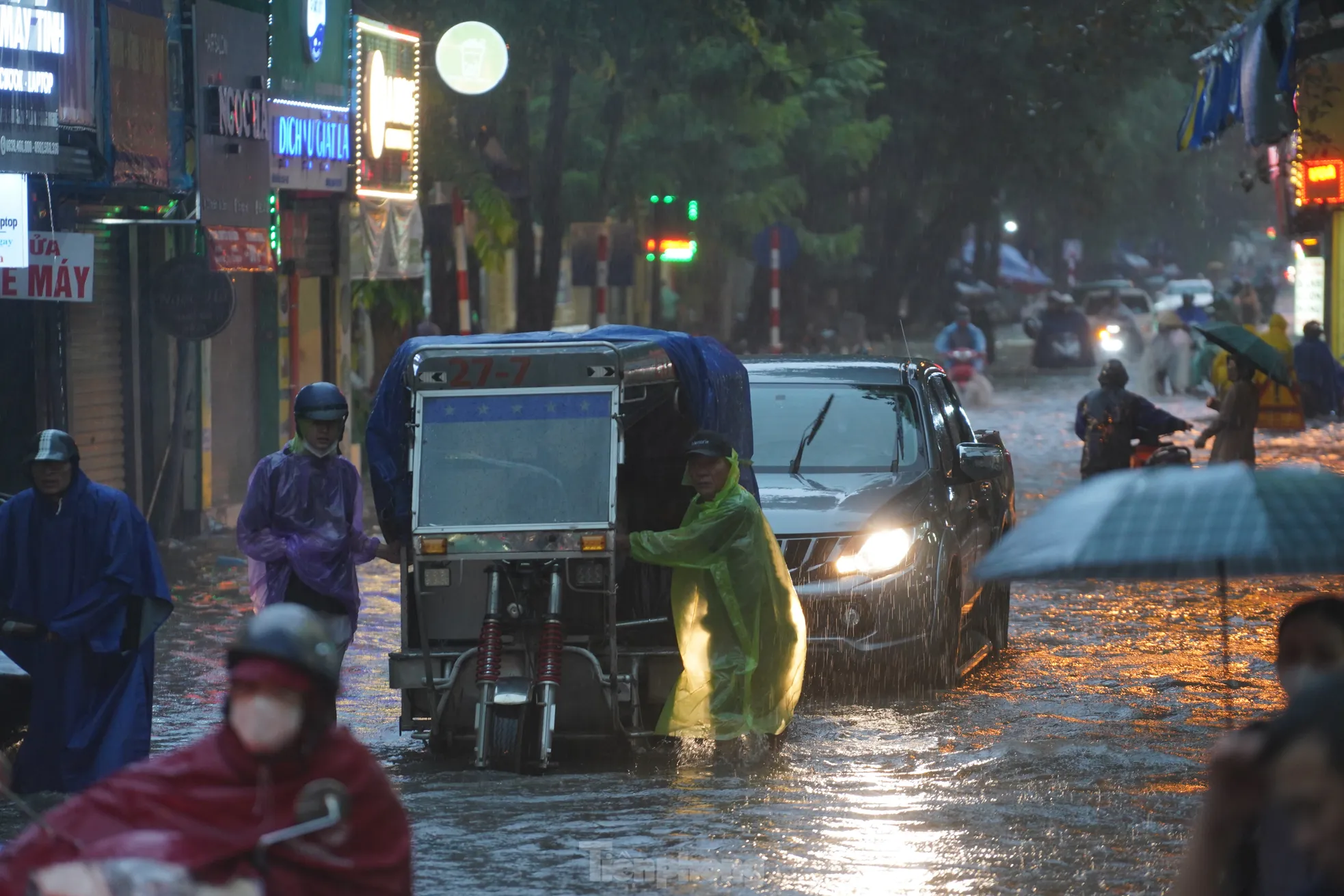 Mưa lớn tê liệt giao thông Hà Nội, người dân 'bơi' về nhà giữa phố- Ảnh 8.