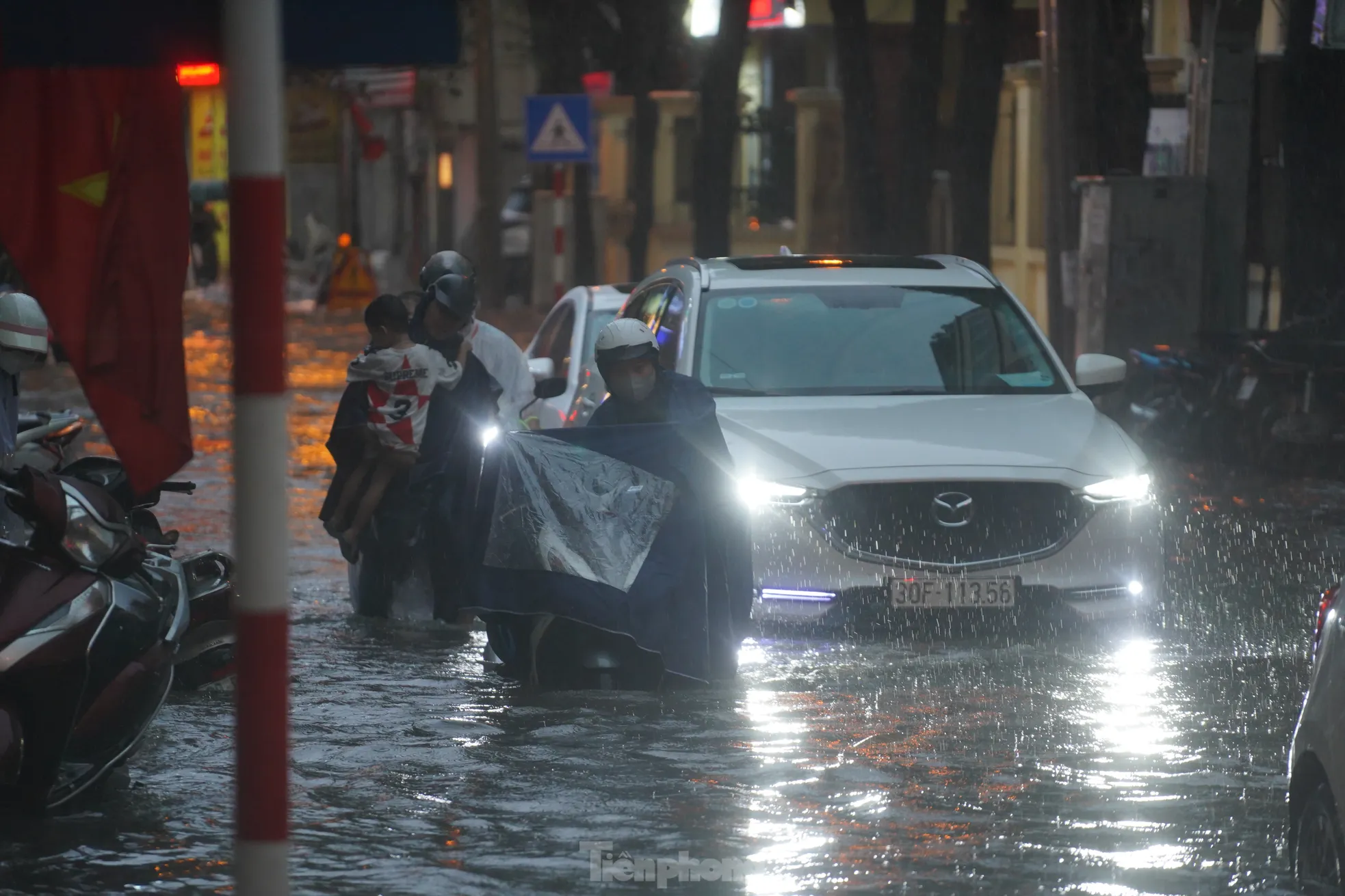 Mưa lớn tê liệt giao thông Hà Nội, người dân 'bơi' về nhà giữa phố- Ảnh 9.