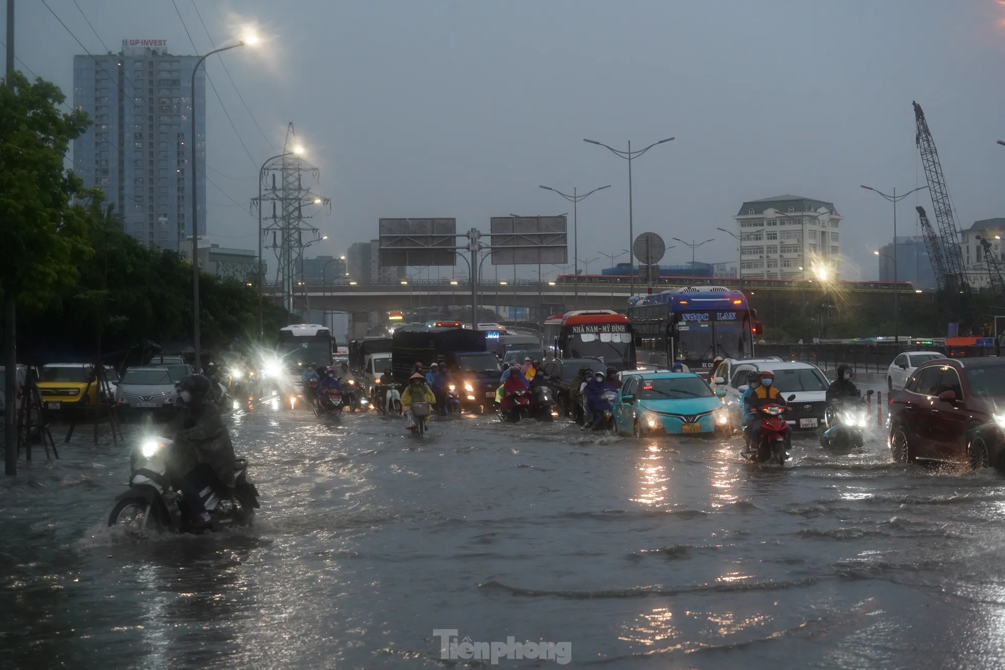 Mưa lớn tê liệt giao thông Hà Nội, người dân 'bơi' về nhà giữa phố- Ảnh 12.