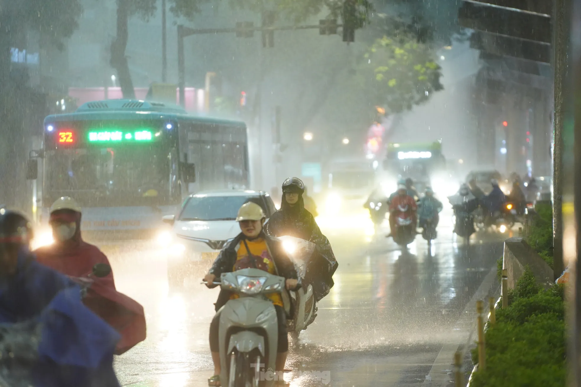 Mưa lớn tê liệt giao thông Hà Nội, người dân 'bơi' về nhà giữa phố- Ảnh 15.