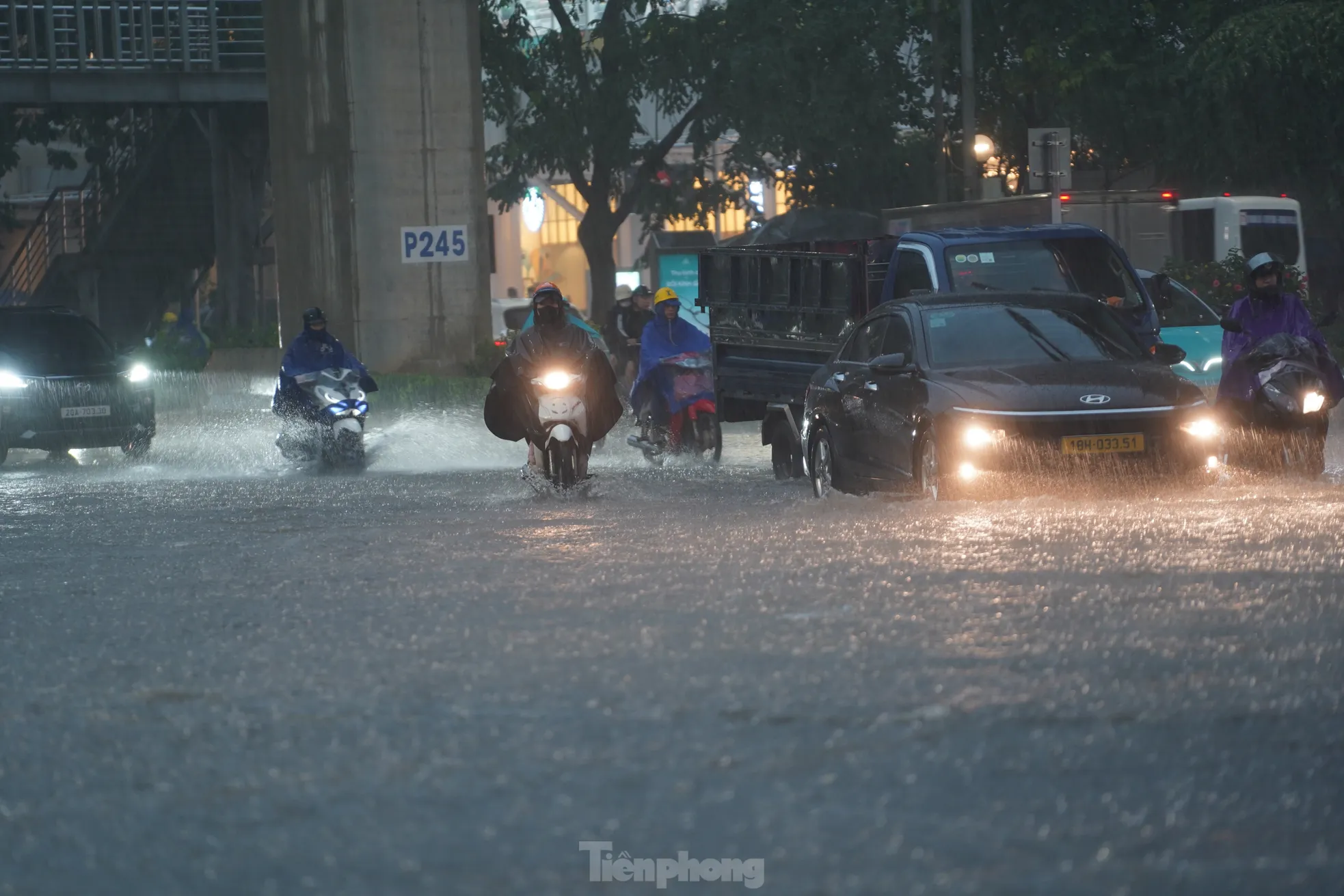 Mưa lớn tê liệt giao thông Hà Nội, người dân 'bơi' về nhà giữa phố- Ảnh 1.