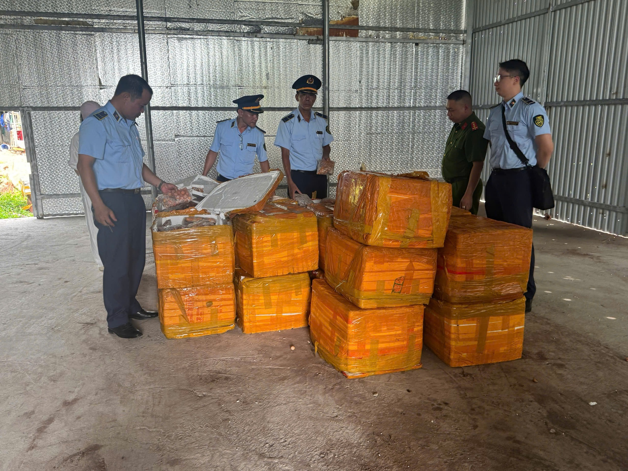 Quản lý thị trường phát hiện hơn 1 tấn trứng gà non chưa rõ xuất xứ ở Quảng Ninh, người bán khai mua trôi nổi trên thị trường về bán kiếm lời- Ảnh 1. Quản lý thị trường phát hiện hơn 1 tấn trứng gà non chưa rõ xuất xứ ở Quảng Ninh, người bán khai mua trôi nổi trên thị trường về bán kiếm lời- Ảnh 1.