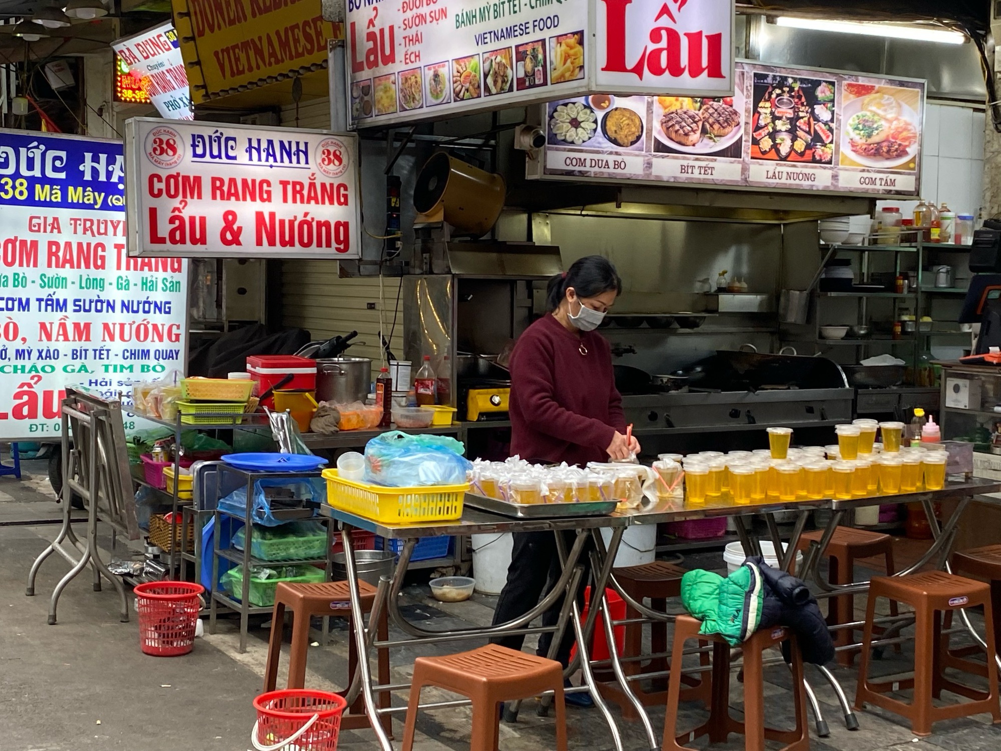 Nhiều cửa hàng chỉ nhận tiền mặt, nếu chuyển khoản thêm thuế 8%