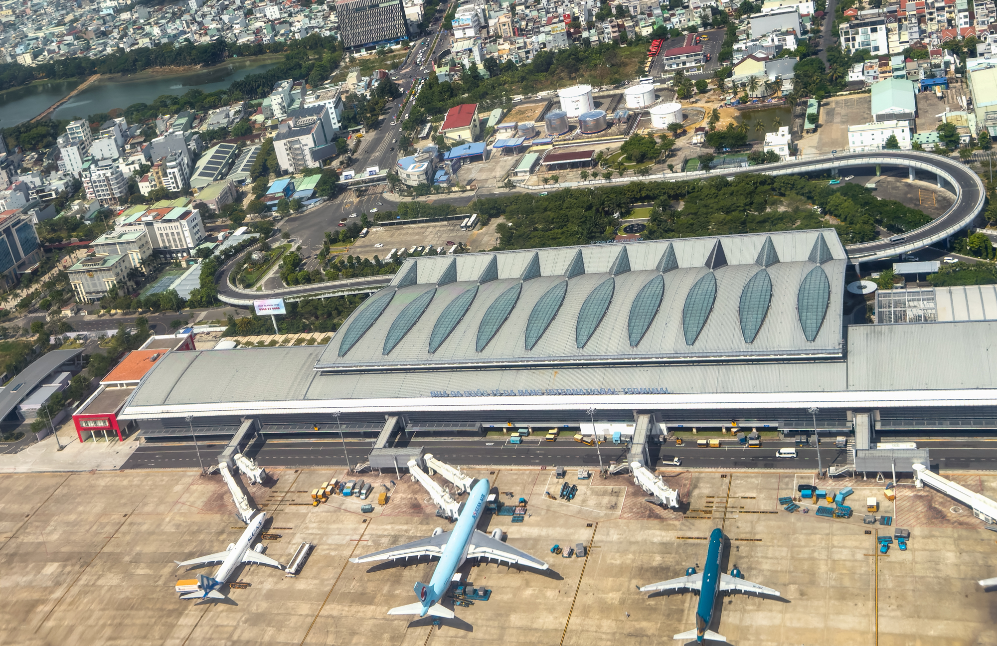 Hai năm liên tiếp đạt chứng nhận 5 sao Skytrax, Sân bay Quốc tế Đà Nẵng tiếp tục củng cố vị trí cửa ngõ hàng không miền Trung với loạt công nghệ hiện đại - Ảnh 1.