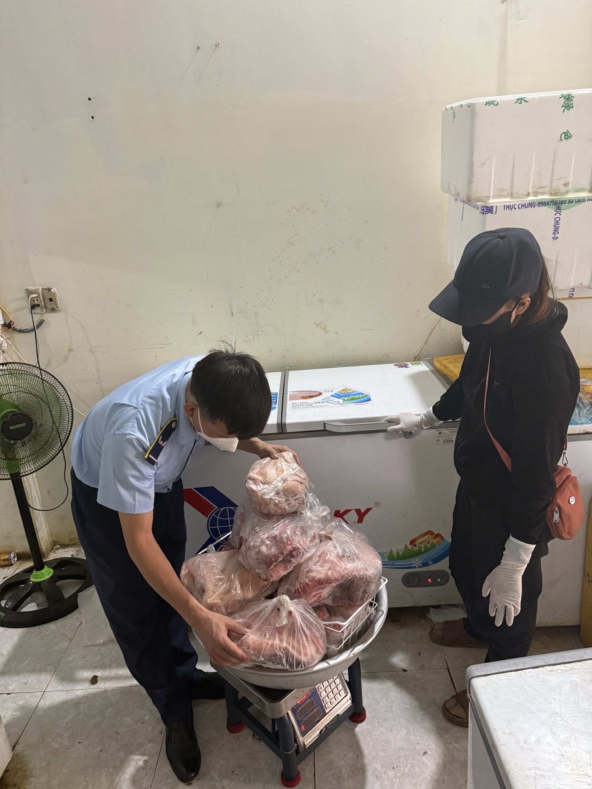 Đắk Lắk: Một hộ kinh doanh bày bán 370kg thịt heo đông lạnh không rõ nguồn gốc- Ảnh 1.