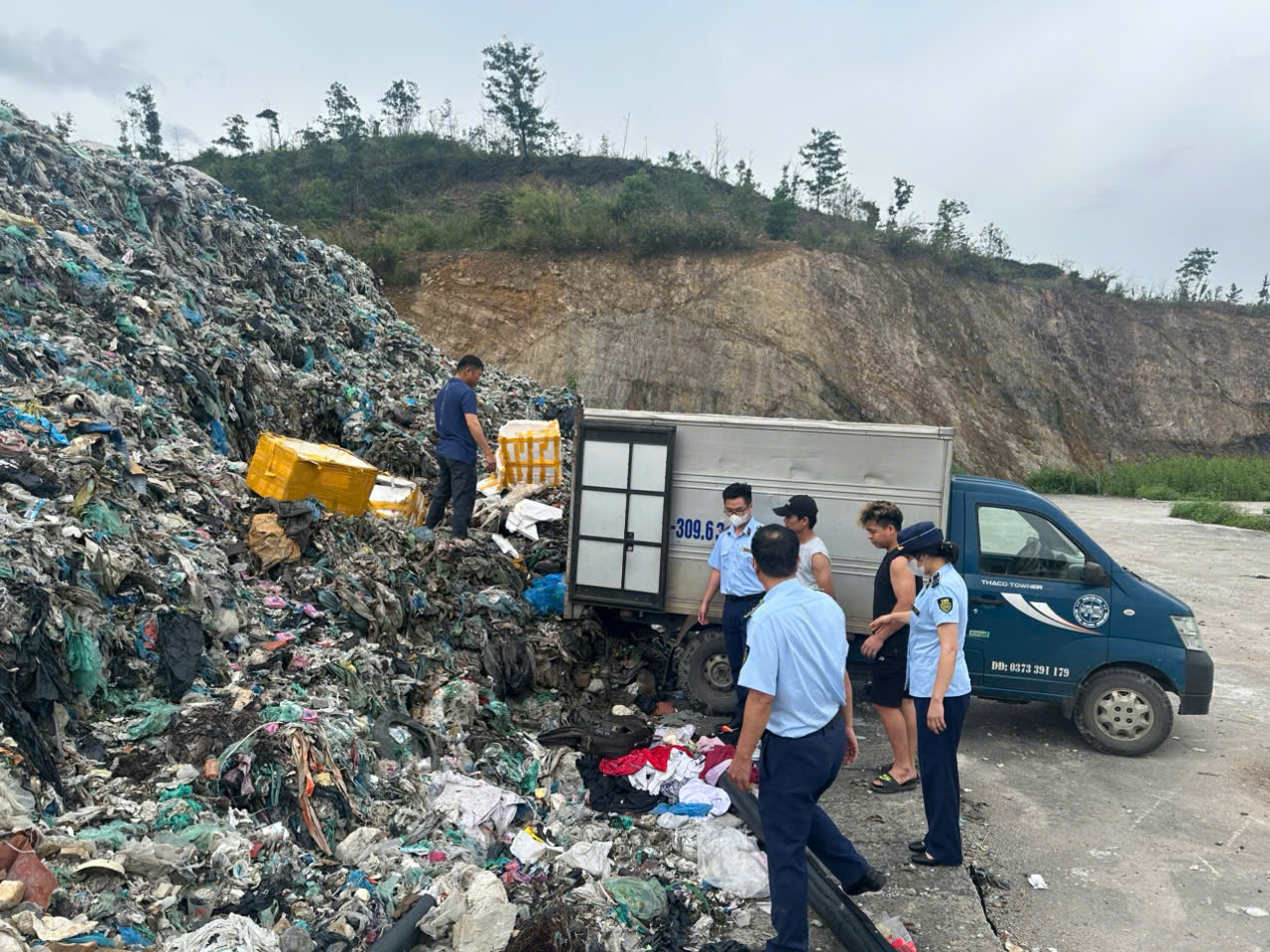 Quản lý thị trường phát hiện hơn 1 tấn trứng gà non chưa rõ xuất xứ ở Quảng Ninh, người bán khai mua trôi nổi trên thị trường về bán kiếm lời- Ảnh 2. Quản lý thị trường phát hiện hơn 1 tấn trứng gà non chưa rõ xuất xứ ở Quảng Ninh, người bán khai mua trôi nổi trên thị trường về bán kiếm lời- Ảnh 2.
