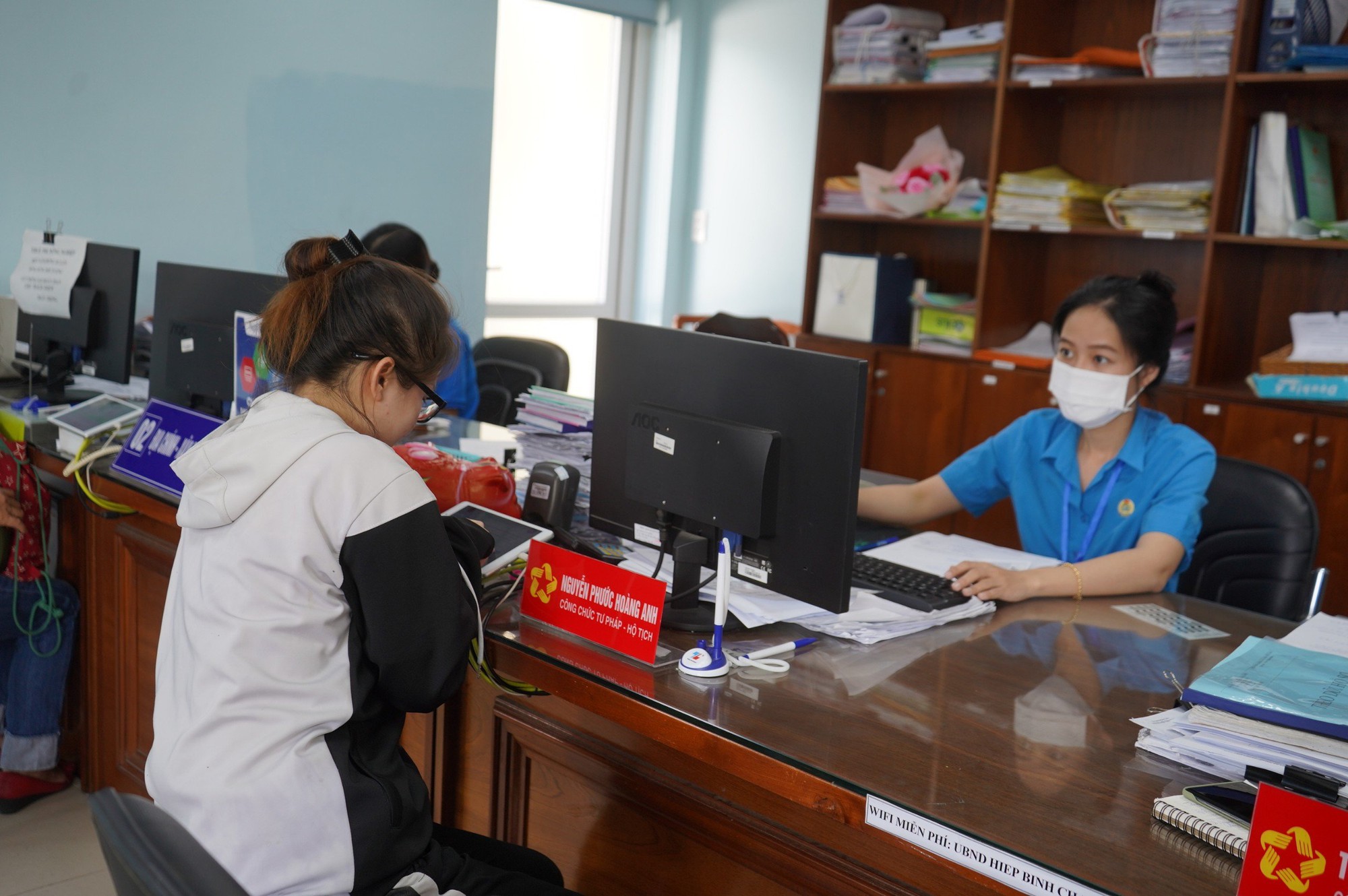 Cán bộ, công chức trẻ bị tinh giản, được nhận những chế độ nào?- Ảnh 1.