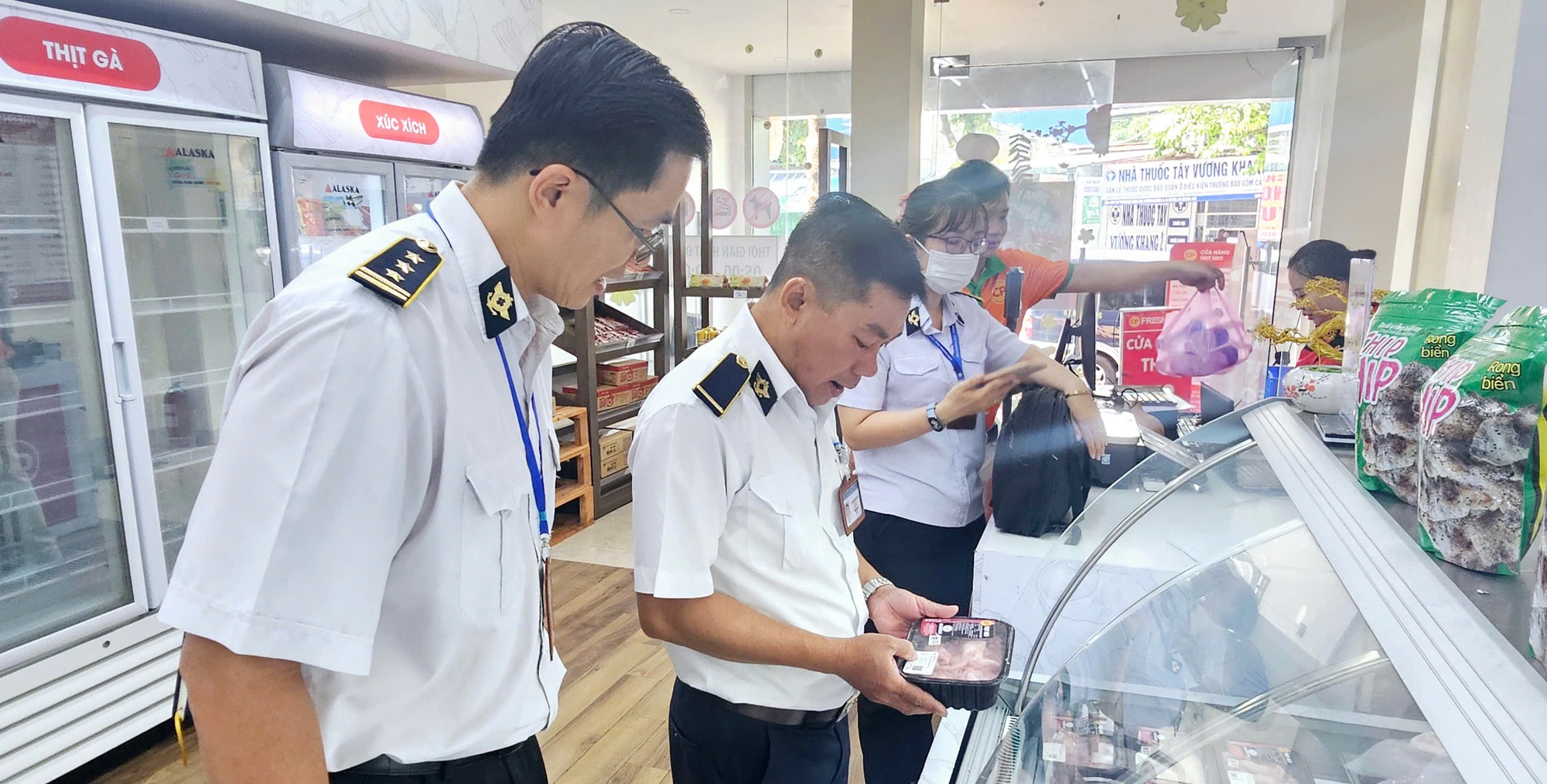 Bình Dương tiến hành kiểm tra các cửa hàng của Công ty C.P. Việt Nam - Ảnh 1.